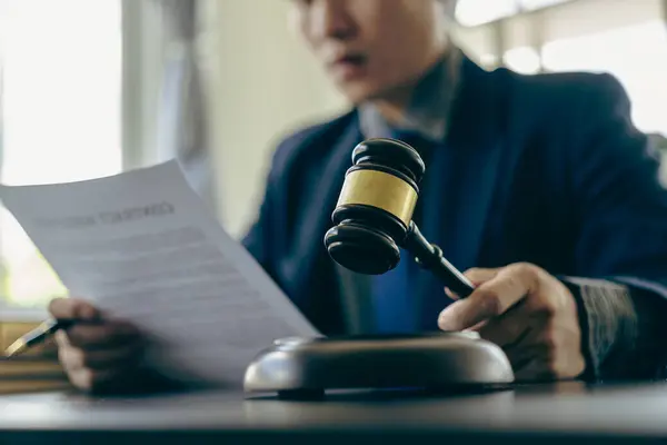 Asijský Muž Právník Pracující Advokátní Kanceláři Kladivem Měřítkem Notebookem Smluvní — Stock fotografie