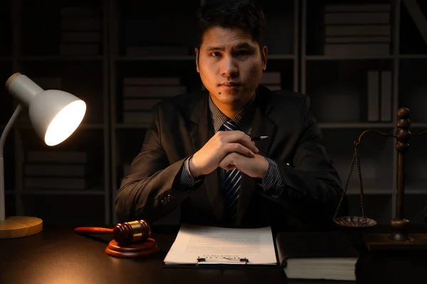 Asiatische Männliche Rechtsanwältin Arbeitet Anwaltskanzlei Mit Hammer Und Waage Und — Stockfoto