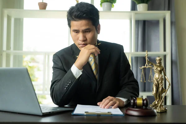 Aziatisch Man Advocaat Werken Kantoor Met Hamer Schaal Laptop Contract — Stockfoto