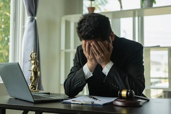 Asyalı Erkek Avukat Çekiç Skaler Dizüstü Bilgisayarla Hukuk Bürosunda Çalışıyor — Stok fotoğraf