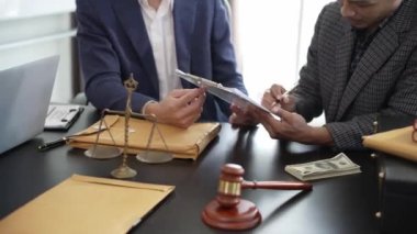 İş adamı ve erkek avukat arasındaki iyi müşteri hizmetleri danışmanlığı ya da müvekkil hukuku konsepti 4K video ile hakim danışma ekibi toplantısı