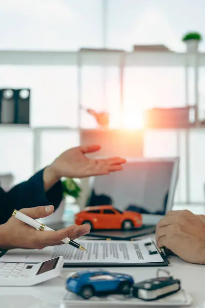Sprzedawca Samochodów Klientem Nowy Właściciel Podpisuje Dokument Leasingu Zakupu Umowa — Zdjęcie stockowe