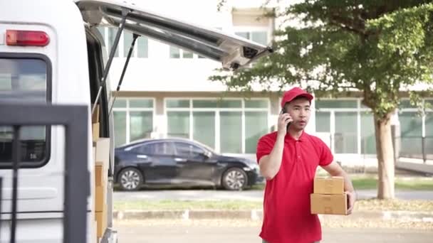 Tampan Pria Asia Memegang Kotak Kardus Berdiri Depan Rumah Dengan — Stok Video