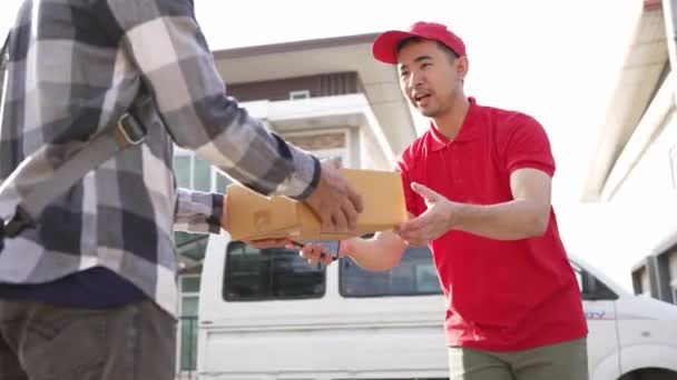 Hombre Asiático Guapo Sosteniendo Una Caja Cartón Delante Una Casa — Vídeos de Stock