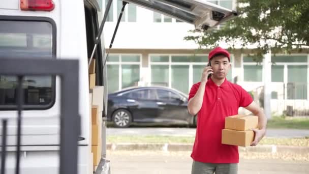 Tampan Pria Asia Memegang Kotak Kardus Berdiri Depan Rumah Dengan — Stok Video