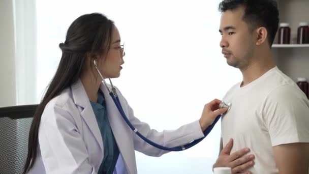 Schöne Ärztin Benutzt Stethoskop Herz Und Lungenfunktion Hören Mann Krankenhaus — Stockvideo
