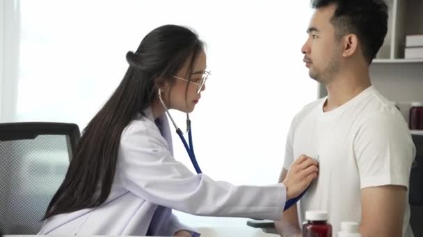 Vacker Kvinnlig Läkare Använder Stetoskop För Att Lyssna Hjärta Och — Stockvideo