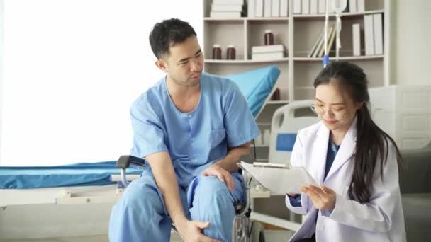 Медсестра Помогает Физиотерапии Пациента Мужчины Больнице Азиатская Женщина Физиотерапевт Работает — стоковое видео