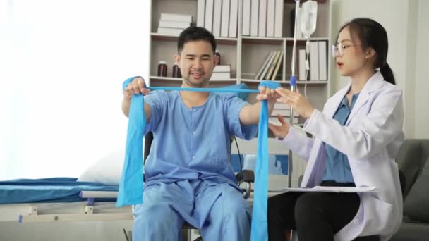 Enfermeira Ajudando Fisioterapia Paciente Sexo Masculino Hospital Fisioterapeuta Asiática Sexo — Vídeo de Stock