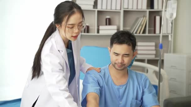 Медсестра Допомагає Фізичній Терапії Чоловічого Пацієнта Лікарні Азіатська Фізіотерапевтка Працює — стокове відео