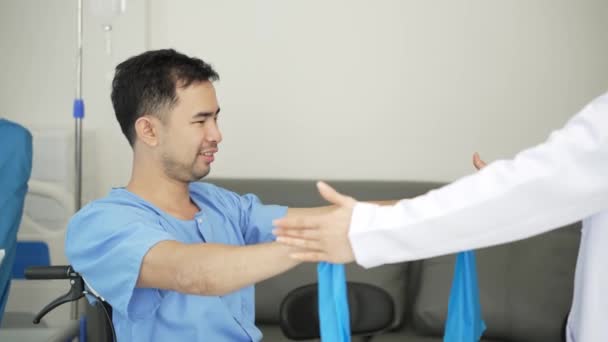 Verpleegster Helpen Fysiotherapie Van Mannelijke Patiënt Het Ziekenhuis Aziatische Vrouwelijke — Stockvideo