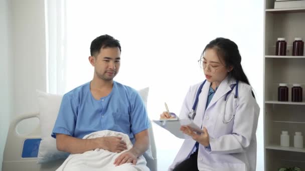 Mladá Asijská Žena Lékař Mladý Muž Pacient Ležící Posteli Při — Stock video