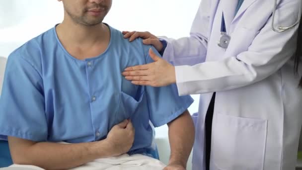 Junge Asiatische Ärztin Und Junge Männliche Patientin Liegen Auf Dem — Stockvideo
