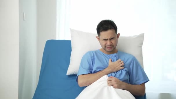 Молодий Азіатський Пацієнт Серцевим Болем Лежачи Ліжку Лікарняному Палаті — стокове відео