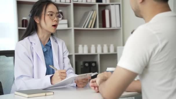 Asiática Médico Feminino Com Paciente Masculino Durante Consulta Clínica Saúde — Vídeo de Stock