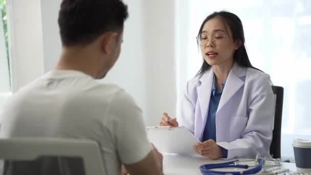 Asijská Žena Lékař Mužským Pacientem Během Konzultace Zdravotnictví Lékař Sedí — Stock video