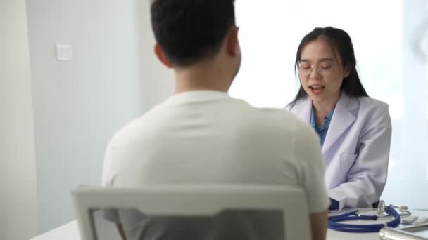 Азиатская Женщина Врач Пациентом Мужчиной Время Консультации Поликлинике Врач Сидит — стоковое видео