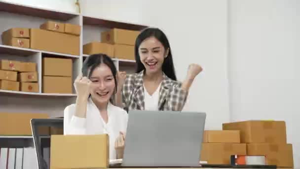 아시아 여성은 Sme 고객으로부터 새로운 주문을받은 행복하고 흥분됩니다 상업적인 온라인 — 비디오