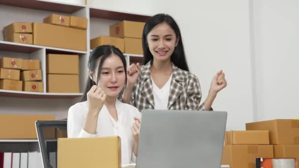 Deux Jeunes Femmes Asiatiques Sont Heureuses Excitées Après Avoir Reçu — Video