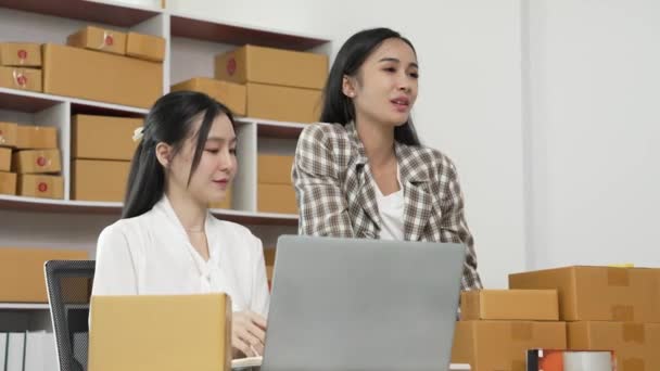 Två Unga Asiatiska Kvinnor Glada Och Glada Efter Att Fått — Stockvideo