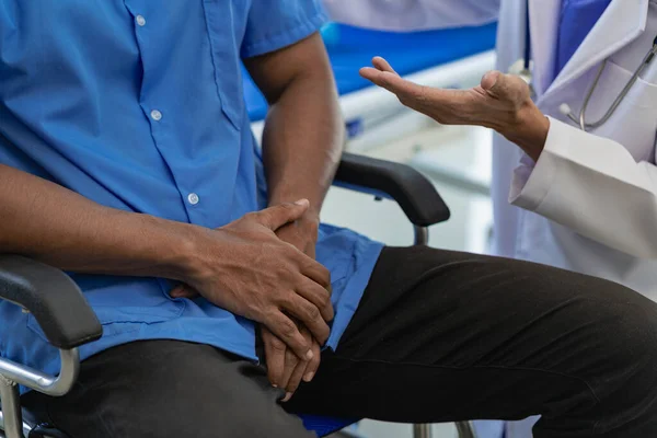 Ein Mann Konsultiert Einen Arzt Wegen Prostatavergrößerung Und Häufigem Wasserlassen — Stockfoto