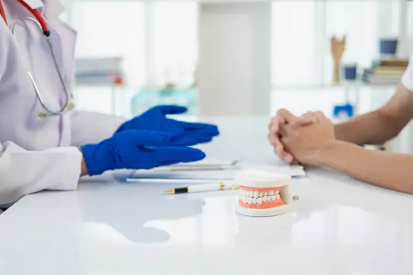 Zahnarzt Und Patient Diskutieren Über Die Geplante Zahnbehandlung Der Zahnarztpraxis — Stockfoto