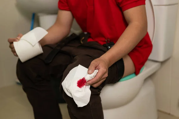Man Holding Toilet Tissue Roll Bathroom Young Man Has Diarrhea — Stock Photo, Image