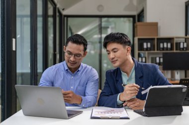 İki Asyalı işadamı başlangıç fikirleri sunma, fikir üretme, analiz etme ve ticari başarı için planlama konularını tartıştı.