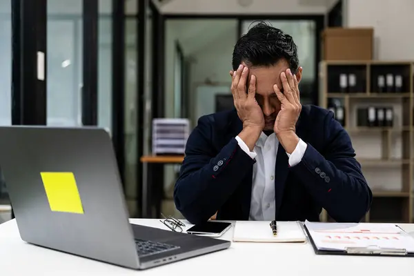 Zmęczony Millennial Biznesmen Siedzi Laptopie Dotykając Głowy Uczucie Zmęczenia Przepracowany — Zdjęcie stockowe