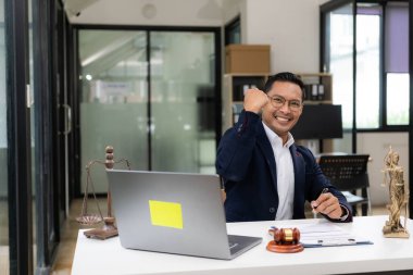 Güvenilir duruşma avukatlarına genellikle davacı denir. Bu da müşterilere yasal hizmetler sağlamada yardımcı olur.