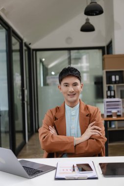 İş adamı, yönetici, CEO, yakışıklı Asyalı adam, ofiste oturan orta yaşlı adam, evrak işleriyle uğraşıyor, belgeleri kontrol ediyor ve okuyor, kontratlar ve dizüstü bilgisayarla muhasebe raporları..