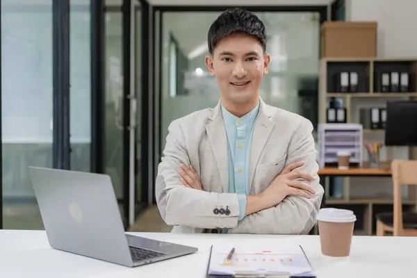 Adamı Yönetici Ceo Yakışıklı Asyalı Adam Ofiste Oturan Orta Yaşlı — Stok fotoğraf