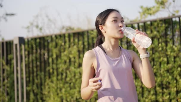 Fiatal Fitnesznő Iszik Energiavizet Miközben Nyújtózkodik Szabadtéri Parkban Testmozgás Este — Stock videók