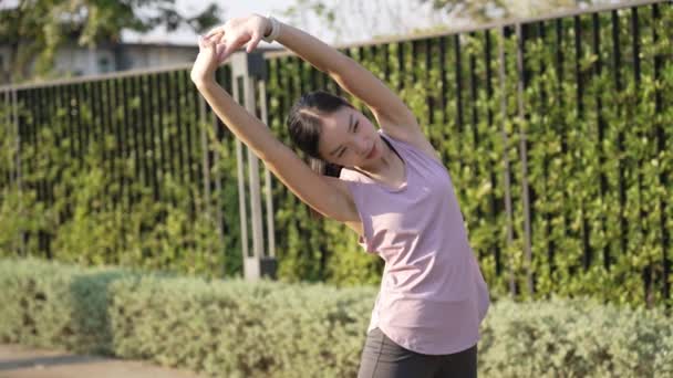 Азиатская Женщина Занимается Фитнесом Растягивается После Тренировки Природном Парке Ведет — стоковое видео