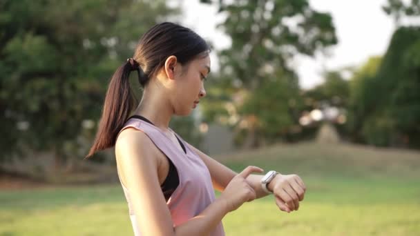 美丽的亚洲女人做健身锻炼 在室外自然公园锻炼前后伸展身体 生活方式 健身促进健康 — 图库视频影像
