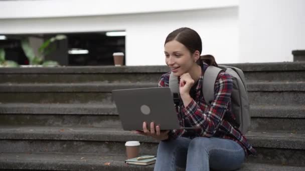 Schöne Blonde Studentin Sitzt Auf Der Treppe Vor Dem Campus — Stockvideo
