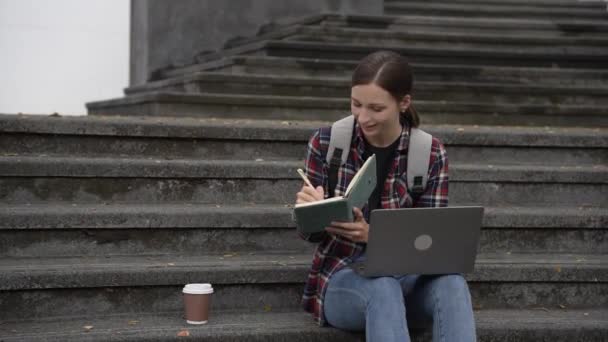 Όμορφη Ξανθιά Φοιτήτρια Κάθεται Σκάλες Έξω Από Την Πανεπιστημιούπολη Πανεπιστημιακό — Αρχείο Βίντεο