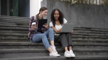 Komik gülümseyen gençler şehir parkında oturuyor ve açık havada sınavlara hazırlanıyor. Gençler kitap okur, notlar alır ve parkta ekose kumaşı tartışır, ders çalışır.