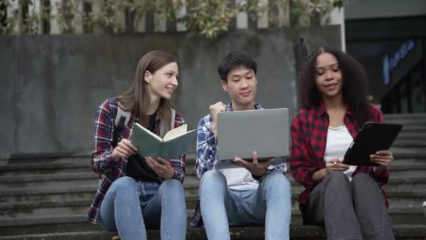 Kilka Pokoleń Młodych Studentów Przygotowuje Się Egzaminów Parku Czytać Książki — Wideo stockowe