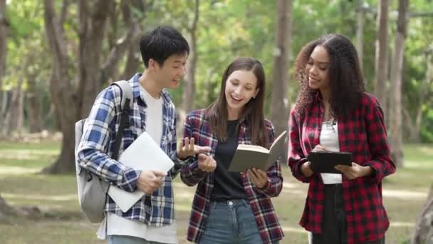 Varias Generaciones Jóvenes Estudiantes Brillantes Están Preparando Para Los Exámenes — Vídeos de Stock