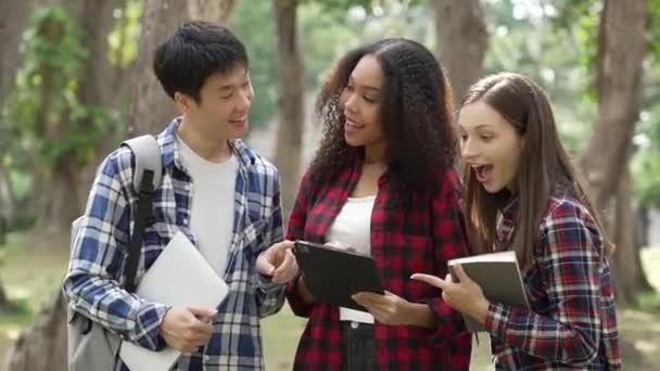 Několik Generací Bystrých Mladých Studentů Připravuje Zkoušky Parku Číst Knihy — Stock video