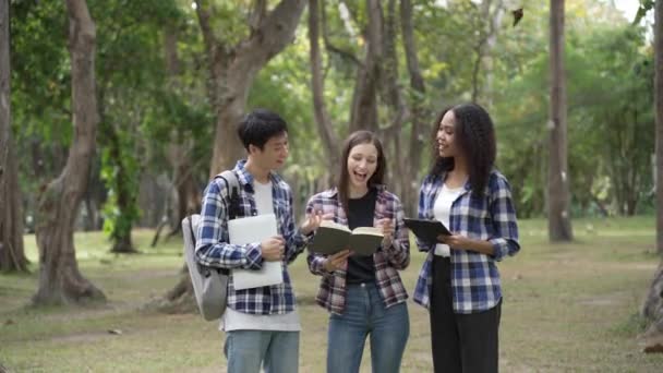 Több Generációnyi Okos Fiatal Diák Készül Vizsgákra Parkban Könyvek Olvasása — Stock videók