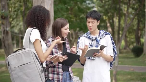 Varias Generaciones Jóvenes Estudiantes Brillantes Están Preparando Para Los Exámenes — Vídeo de stock