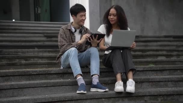 Забавные Улыбающиеся Молодые Люди Сидят Городском Парке Готовятся Экзаменам Летнее — стоковое видео