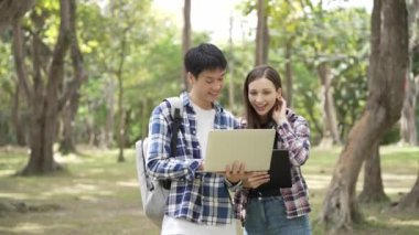 Komik gülümseyen gençler şehir parkında oturuyor ve açık havada sınavlara hazırlanıyor. Gençler kitap okur, notlar alır ve parkta ekose kumaşı tartışır, ders çalışır.