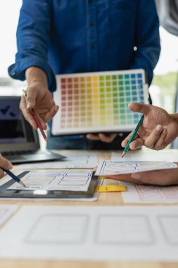 UX geliştiricileri veya şirket çalışanları akıllı telefon ekranlarında yazılımı gösteren kullanıcı arayüzleri ya da mobil uygulamalar için UI prototipleri ya da web sitesi yazılımları tasarlarlar. Dikey yakın plan resim