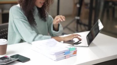 Bilgisayarı kullanarak gülümseyen genç Afrikalı kadın matematik, vergi hesapları, raporlar, muhasebe, istatistik ve analitik araştırma kavramları, finans 4k