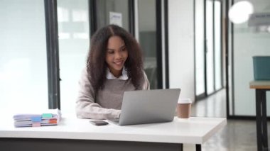 Bilgisayarı kullanarak gülümseyen genç Afrikalı kadın matematik, vergi hesapları, raporlar, muhasebe, istatistik ve analitik araştırma kavramları, finans 4k