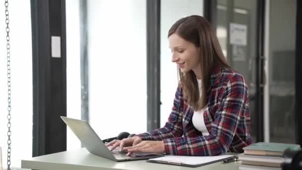 Remota Carreira Sorridente Mulher Usando Laptop Casa Jovem Freelance Mulher — Vídeo de Stock