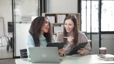 Bilgisayar işi yapan stajyer öğrenci, yönetici, yönetici, yetişkin çalışanlar için online projeyi açıkla ofis işleri ile ilgili yeni beceriler, 4k video